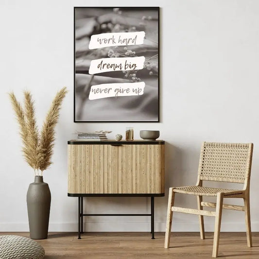 Tableau monochrome sépia avec la citation "Work Hard", message motivant et élégant pour décoration murale