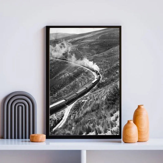 Tableau en noir et blanc de collines du Far West avec un train à vapeur, scène épique et nostalgique pour décoration murale
