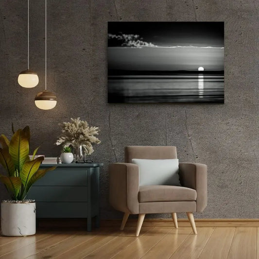 Tableau en noir et blanc d’un coucher de soleil sur la mer, scène paisible et poétique pour décoration murale
