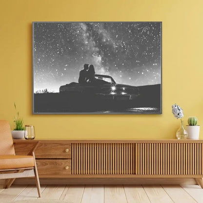Tableau en noir et blanc d’un couple amoureux dans une voiture sous un ciel étoilé, scène romantique et poétique pour décoration murale
