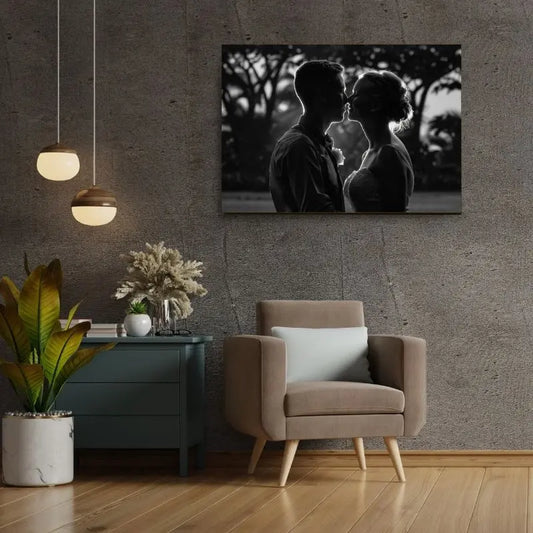Tableau en noir et blanc d’un couple s’embrassant à contre-jour, scène romantique et artistique pour décoration murale
