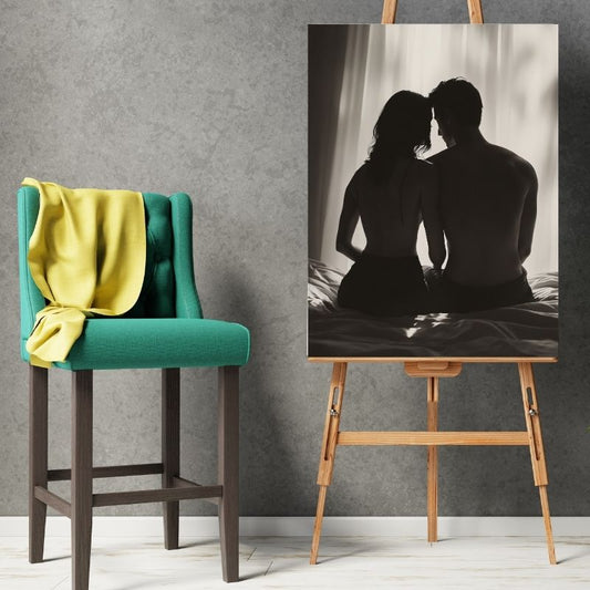 Tableau en noir et blanc d’un couple de dos dans une pose sensuelle, ambiance intime et artistique pour décoration murale
