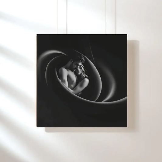 Tableau en noir et blanc d’un couple dans une étreinte douce, scène romantique et tendre pour décoration murale
