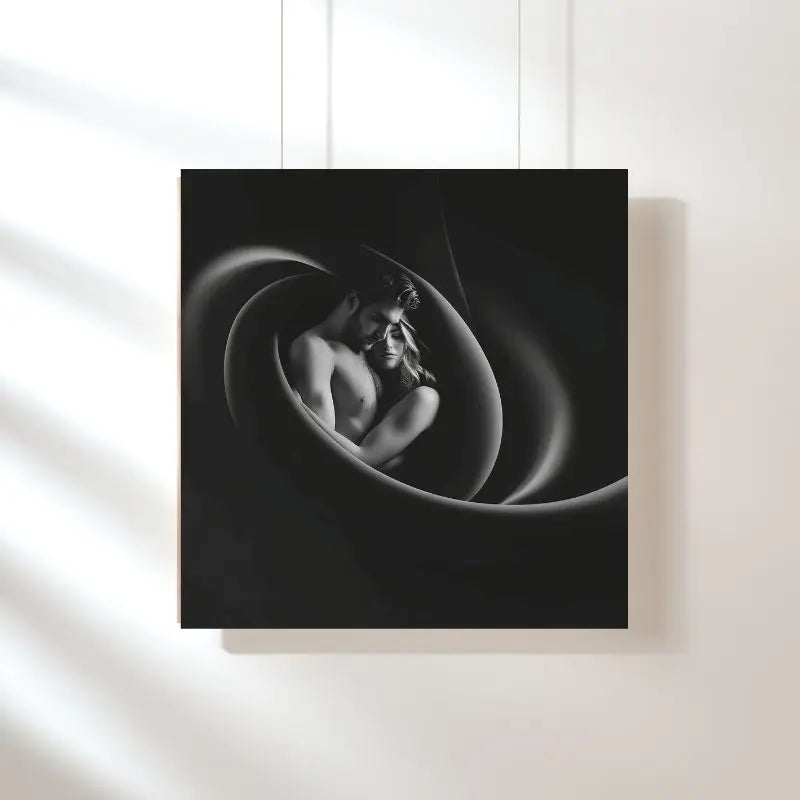Tableau en noir et blanc d’un couple dans une étreinte douce, scène romantique et tendre pour décoration murale

