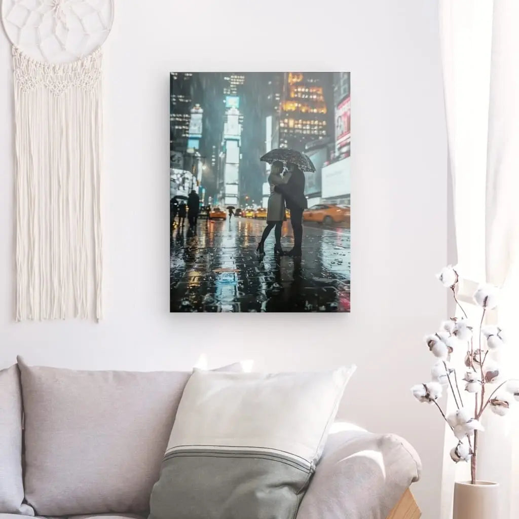 Tableau représentant un couple new-yorkais s’étreignant à Times Square, scène urbaine et romantique pour décoration murale
