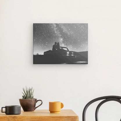 Tableau en noir et blanc d’un couple dans une voiture sous une nuit étoilée, scène romantique et poétique pour décoration murale
