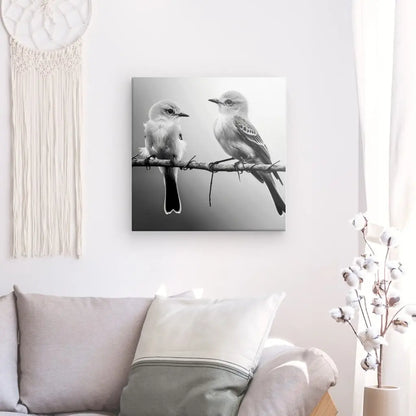 Tableau en noir et blanc d’un couple d’oiseaux posés sur une branche, scène tendre et poétique pour décoration murale
