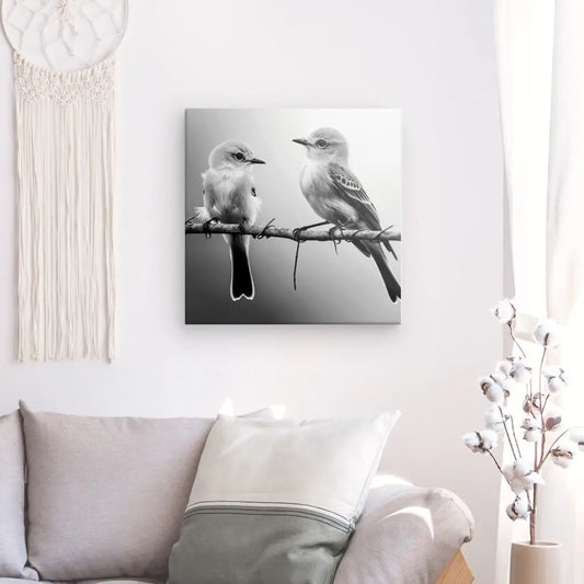 Tableau en noir et blanc d’un couple d’oiseaux posés sur une branche, scène tendre et poétique pour décoration murale
