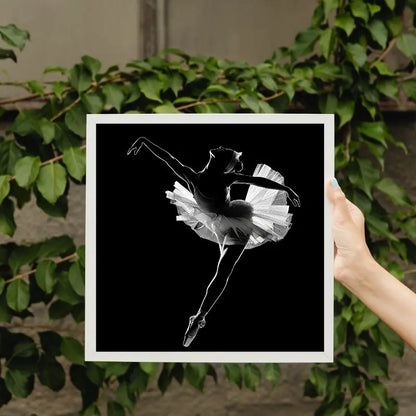 Tableau monochrome représentant une danseuse étoile, pose gracieuse et élégance intemporelle