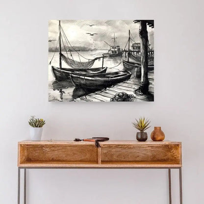Dessin en noir et blanc de bateaux amarrés à un ponton, tableau au style nautique et apaisant pour décoration murale
