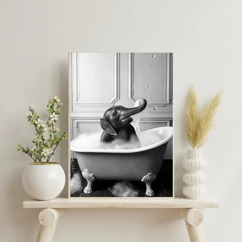 Tableau noir et blanc d’un éléphant dans une baignoire, portrait animalier insolite et humoristique pour une salle de bain