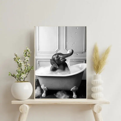 Tableau noir et blanc d’un éléphant dans une baignoire, portrait animalier insolite et humoristique pour une salle de bain