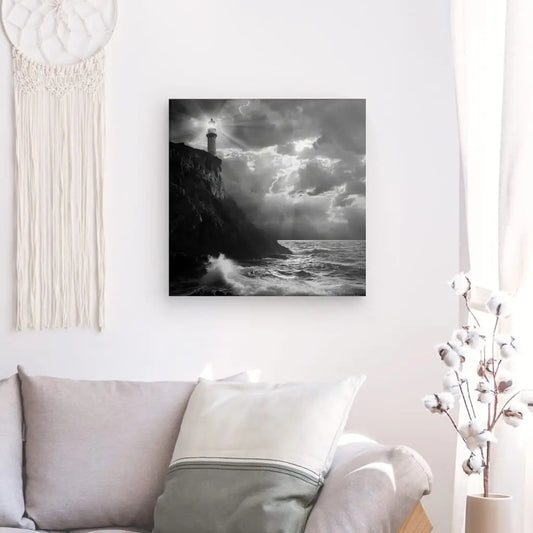 Tableau noir et blanc d’un phare breton sur une falaise face à l’Atlantique, paysage marin puissant et contrasté