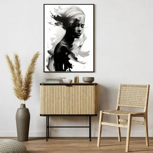 Tableau noir et blanc d’une femme peint avec des éclaboussures énergiques, composition dynamique et expressive