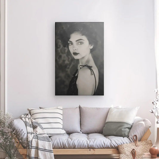 Tableau noir et blanc d’un portrait de femme au style vintage, élégance rétro et charme intemporel