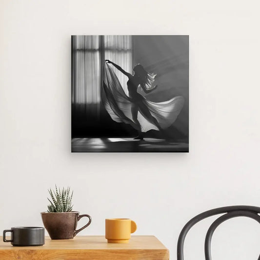 Tableau noir et blanc d’une femme en robe voilée sur scène, ambiance artistique et poétique