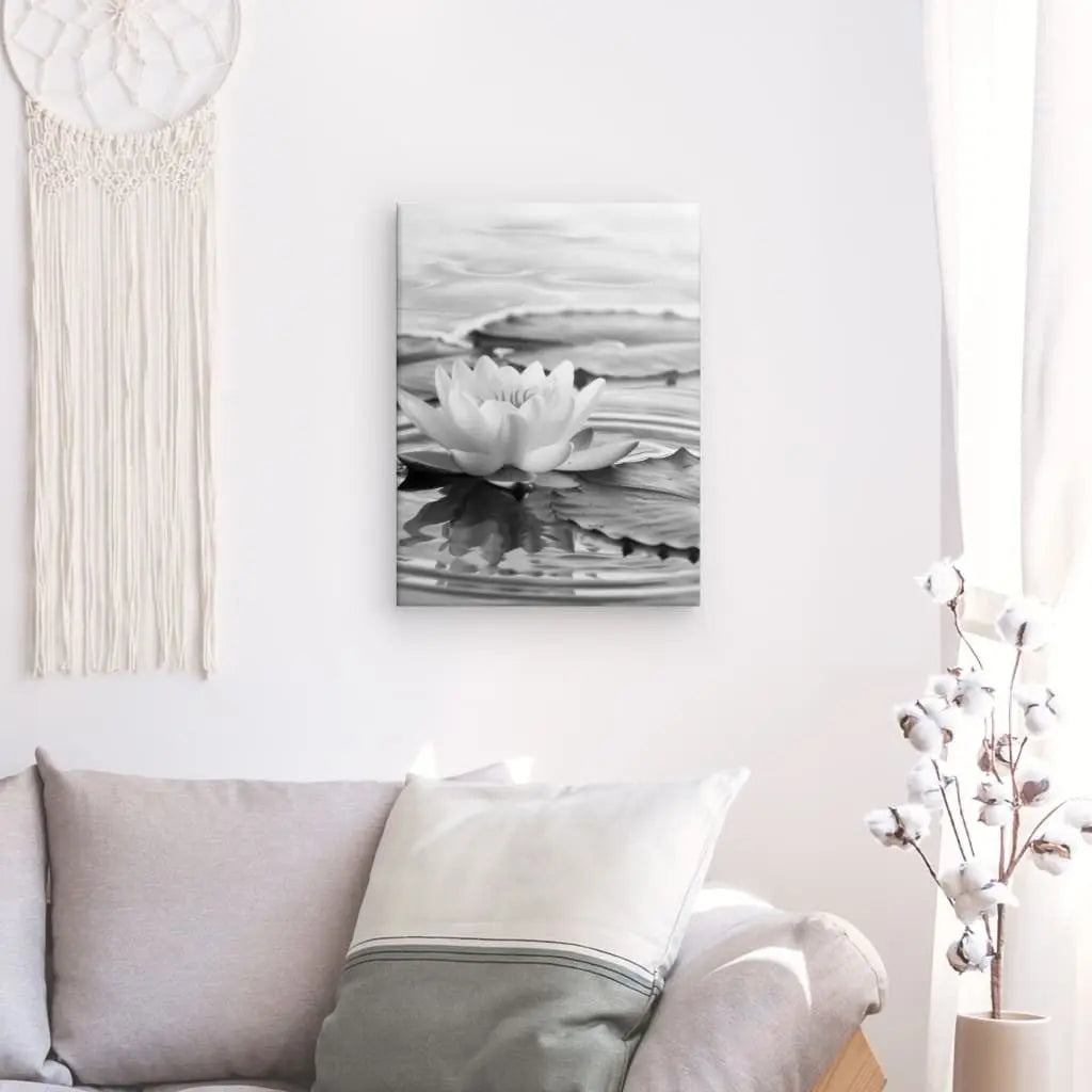 Tableau en noir et blanc d’une fleur de lotus, œuvre relaxante et zen pour décoration murale apaisante

