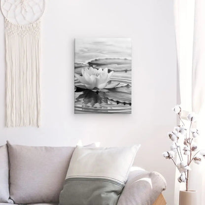 Tableau en noir et blanc d’une fleur de lotus, œuvre relaxante et zen pour décoration murale apaisante
