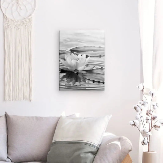 Tableau en noir et blanc d’une fleur de lotus, œuvre relaxante et zen pour décoration murale apaisante
