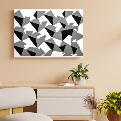 Composition abstraite en noir et blanc de triangles géométriques, au style minimaliste et moderne, créant une harmonie visuelle élégante et structurée.