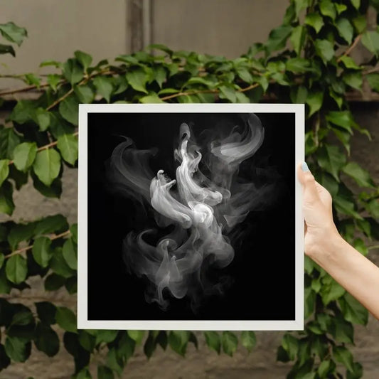 Tableau moderne en noir et blanc illustrant des volutes de fumée blanche sur fond noir, évoquant mystère, mouvement et élégance vaporeuse.