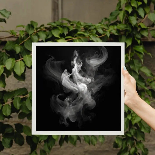 Tableau moderne en noir et blanc illustrant des volutes de fumée blanche sur fond noir, évoquant mystère, mouvement et élégance vaporeuse.