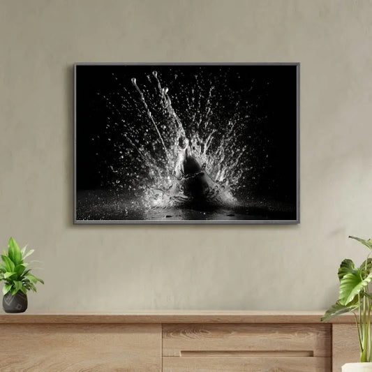 Goutte d’eau en noir et blanc capturée en plein impact, créant une éclaboussure stylisée dans un design moderne et graphique.