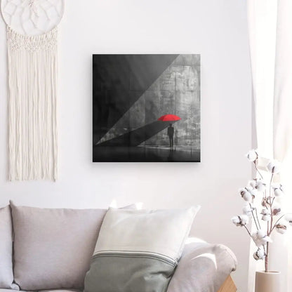 Tableau noir et blanc d’un homme avec un parapluie rouge, scène urbaine au contraste visuel fort et symbolique