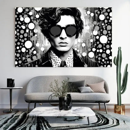 Tableau noir et blanc d’un homme dans un style pop art avec bulles de dialogue, composition dynamique et rétro