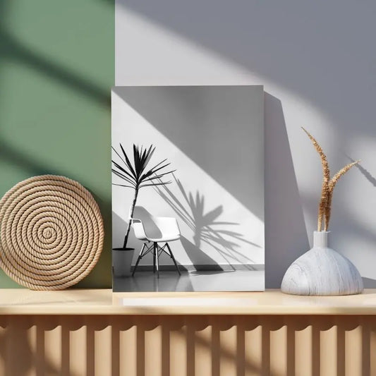 Tableau en monochrome représentant un intérieur moderne avec des jeux de lumières, ambiance architecturale élégante et graphique