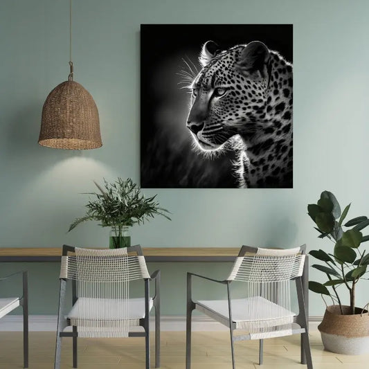 Tableau noir et blanc d’un jaguar ou panthère dans la jungle, représentation puissante de l’animal sauvage