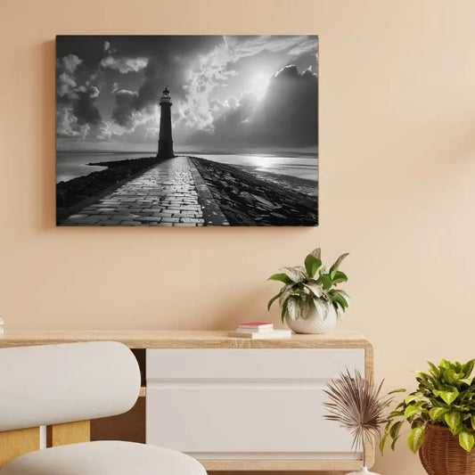 Tableau noir et blanc d’une jetée avec un phare face à l’océan, atmosphère côtière calme et graphique