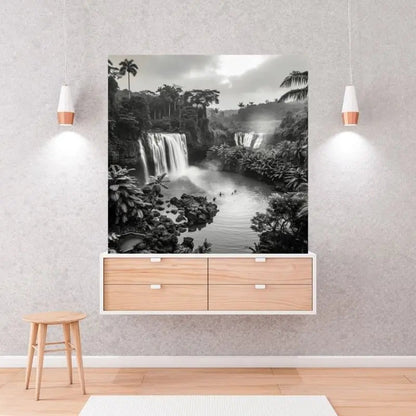 Tableau en noir et blanc d’une scène de baignade exotique dans la jungle, ambiance mystérieuse et tropicale pour décoration murale
