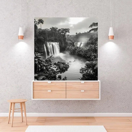 Tableau en noir et blanc d’une scène de baignade exotique dans la jungle, ambiance mystérieuse et tropicale pour décoration murale
