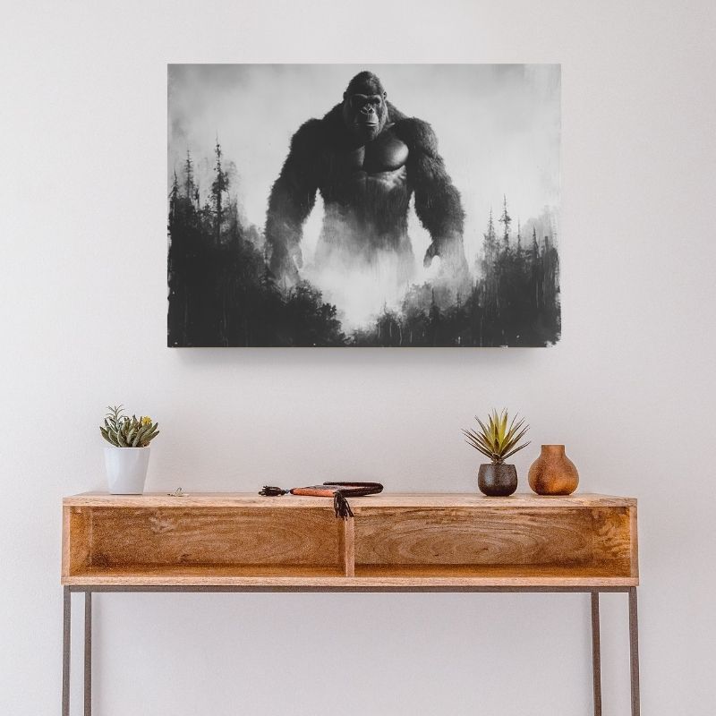 Tableau noir et blanc de King Kong dans une forêt, scène puissante et sauvage en style cinématographique