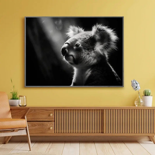 Tableau noir et blanc d’un koala dans son habitat naturel, image tendre et apaisante