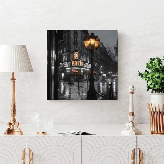 Tableau d’un lampadaire dans un paysage parisien en noir et blanc avec une touche de couleur, scène romantique et élégante pour décoration murale