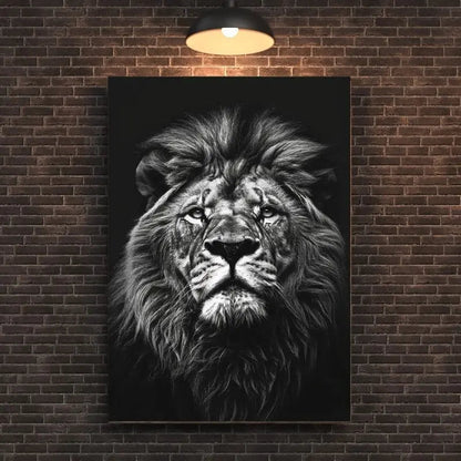 Tableau noir et blanc en gros plan d’un lion, regard intense et majesté sauvage