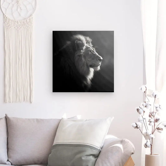 Tableau en noir et blanc d’un lion de profil, portrait puissant et majestueux pour décoration murale
