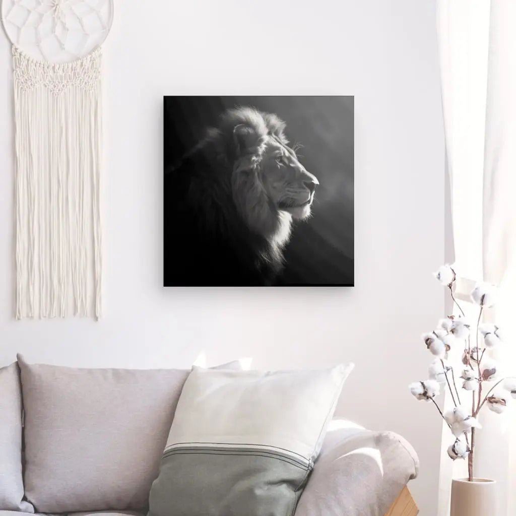 Tableau en noir et blanc d’un lion de profil, portrait puissant et majestueux pour décoration murale
