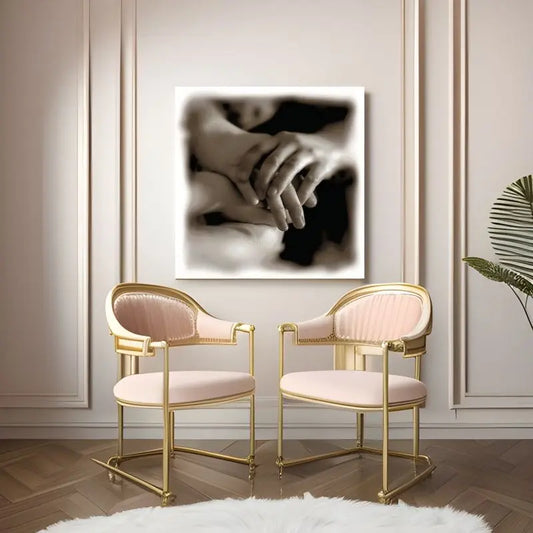Tableau en noir et blanc de mains entrelacées, symbole d’amour et de tendresse pour décoration murale romantique
