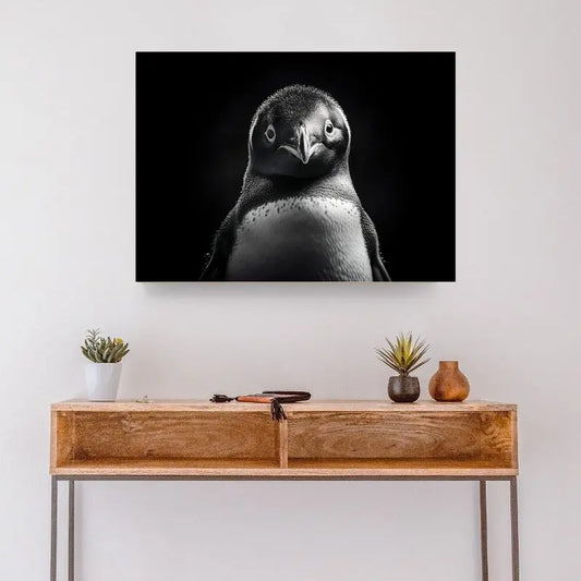 Portrait animalier en noir et blanc d’un manchot, tableau élégant et expressif pour décoration murale
