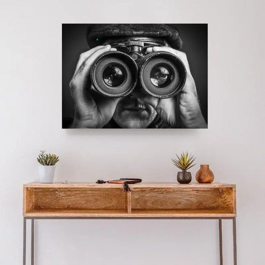 Tableau en noir et blanc d’un marin avec jumelles et expression drôle, scène humoristique et originale pour décoration murale
