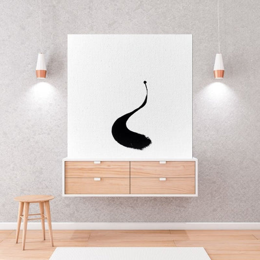 Tableau minimaliste d’une apostrophe noire peinte sur fond blanc, œuvre abstraite au style épuré