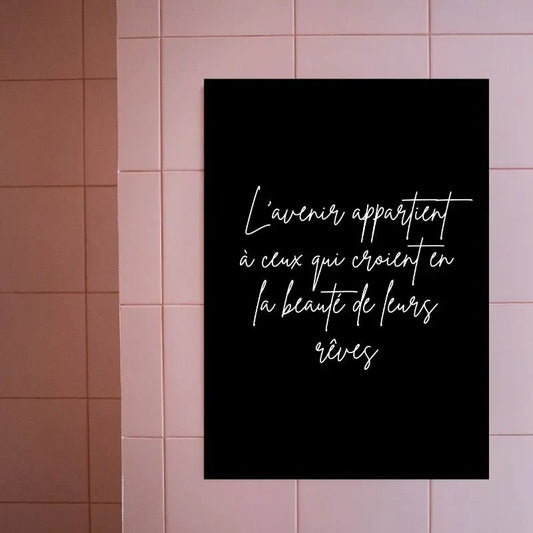 Tableau minimaliste noir et blanc avec une citation sur l’avenir, design épuré et contemporain