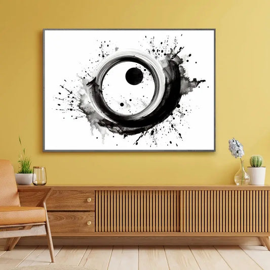 Peinture monochrome moderne en noir et blanc avec cercles et éclaboussures, mêlant spontanéité, contraste et design graphique percutant.
