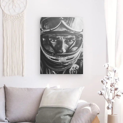Tableau noir et blanc d’un motard avec casque, style urbain et affirmé