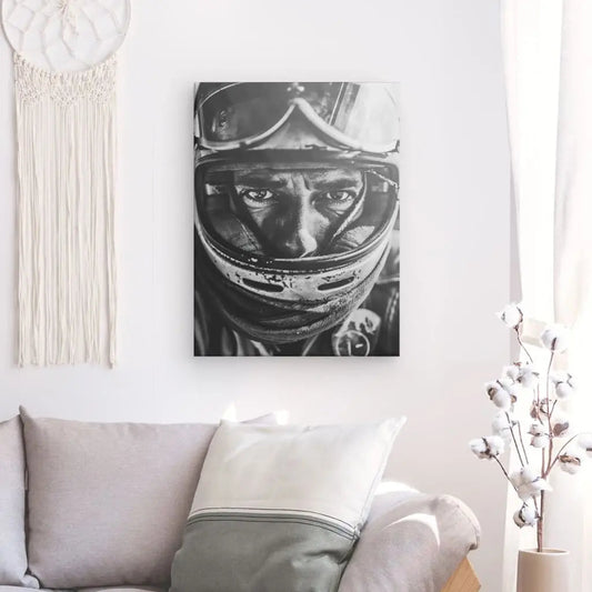 Tableau noir et blanc d’un motard avec casque, style urbain et affirmé