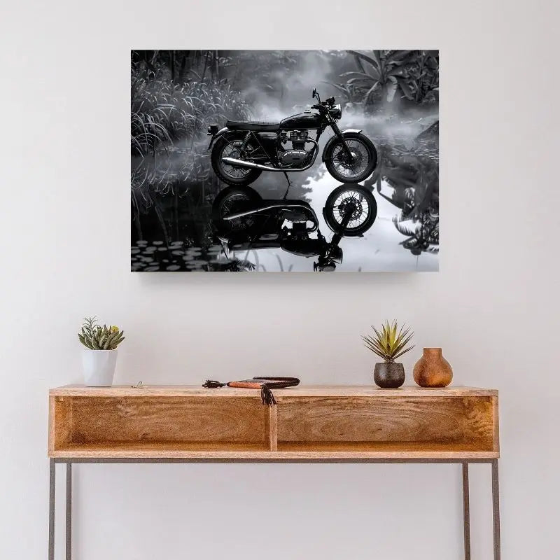 Tableau en noir et blanc d’une moto dans la jungle, scène audacieuse et originale pour décoration murale moderne
