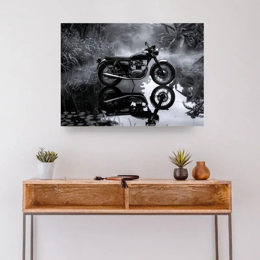 Tableau en noir et blanc d’une moto dans la jungle, scène audacieuse et originale pour décoration murale moderne
